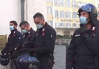 Carabinieri a Roma il 22 febbraio solidarizzano coi ristoratori