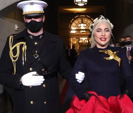 Lady Gaga a Washington, scortata dal militare "padrino"
