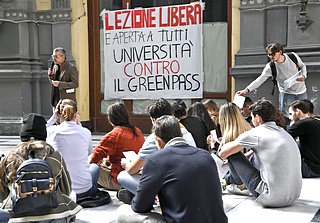 Universitari contro il Green Pass